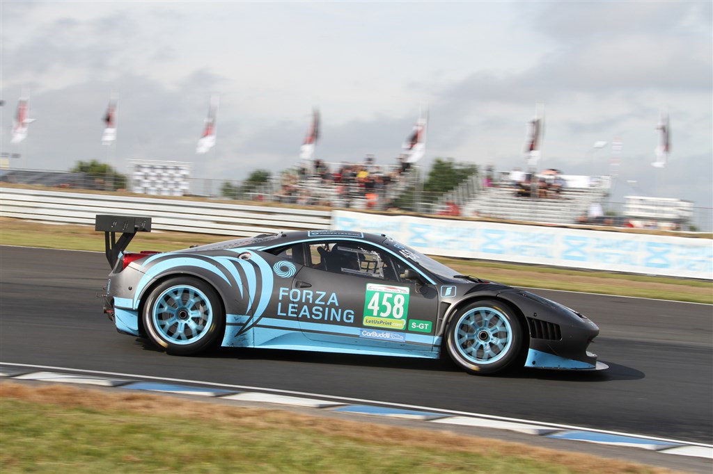 Per Frost fører Super-GT med en ganske lille margin til Rune Ydstebø
(Foto: Keld Dohm)